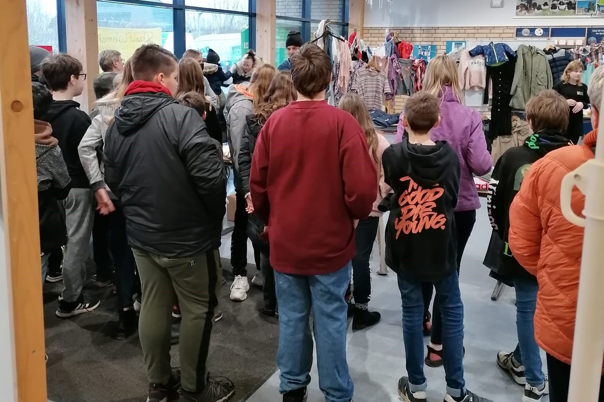 Schüler Menge Foyer Kleiderleine