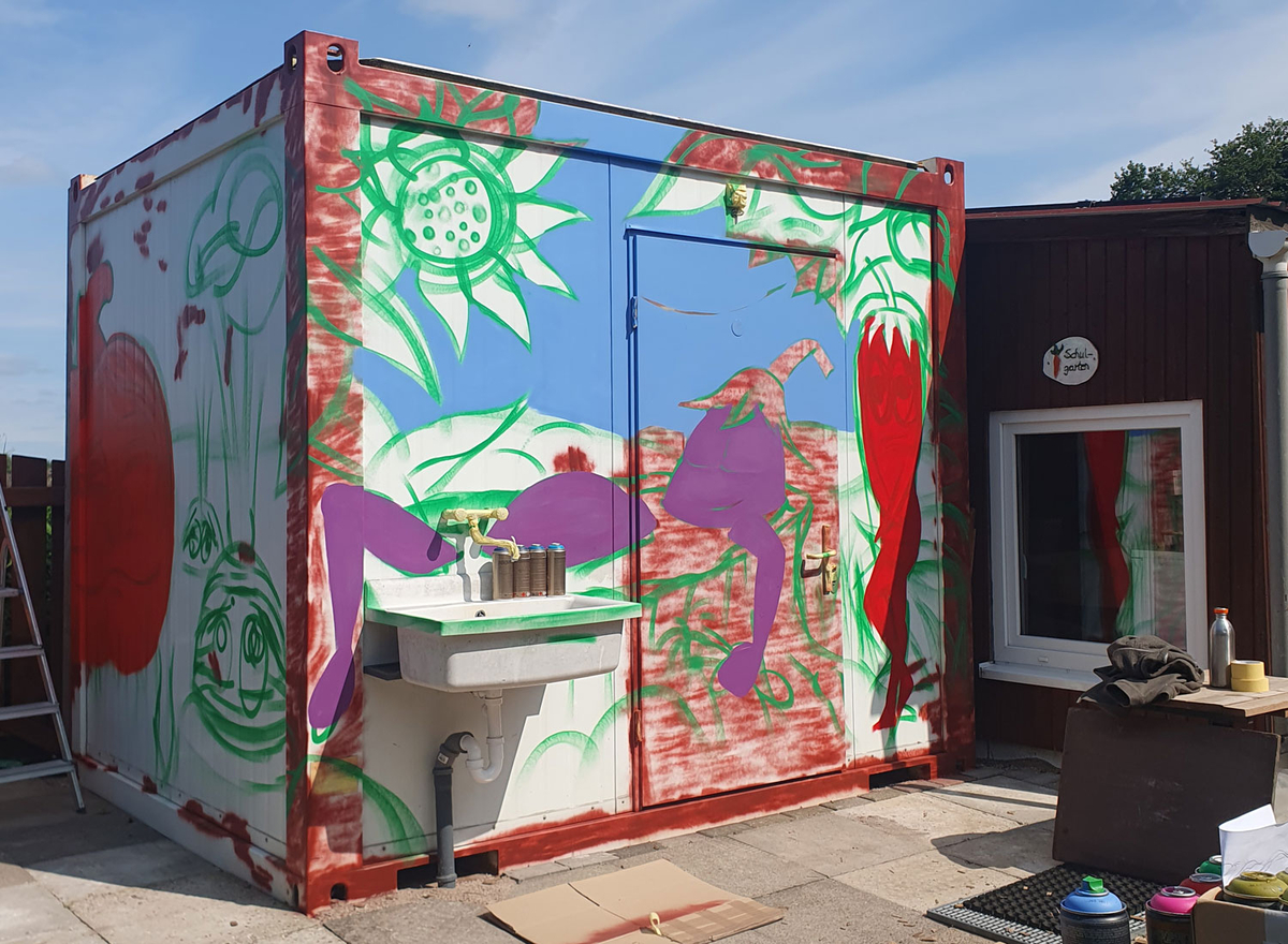 Ders Sanitärcontainer wird immer bunter – ist aber noch nicht fertig.