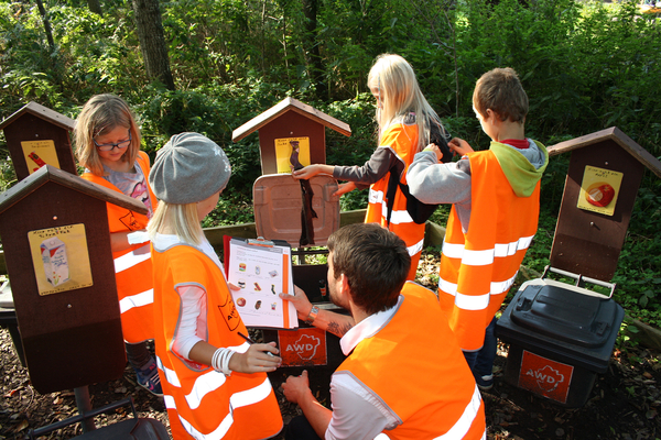 Kinder beim Müllsortieren