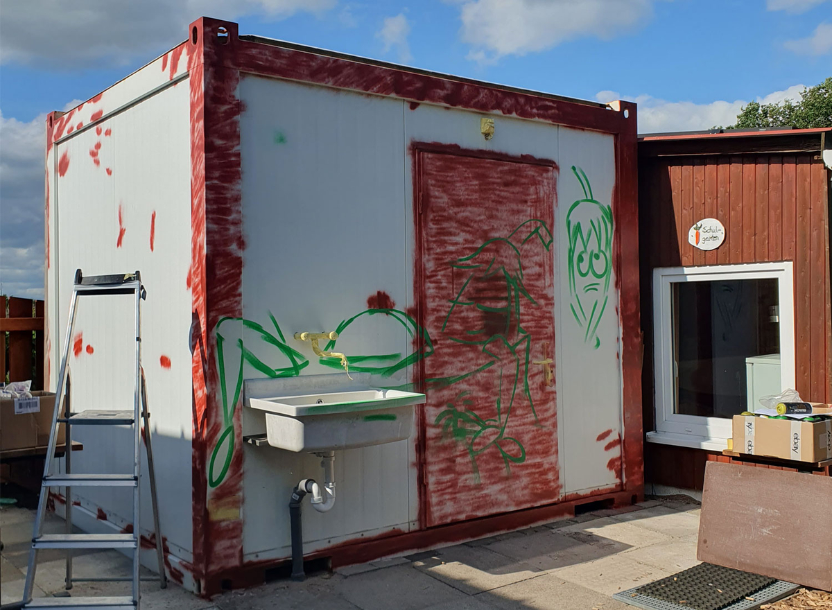 Die Verschönerung des WC Containers schreitet voran, erste Pinselstriche sind sichtbar
