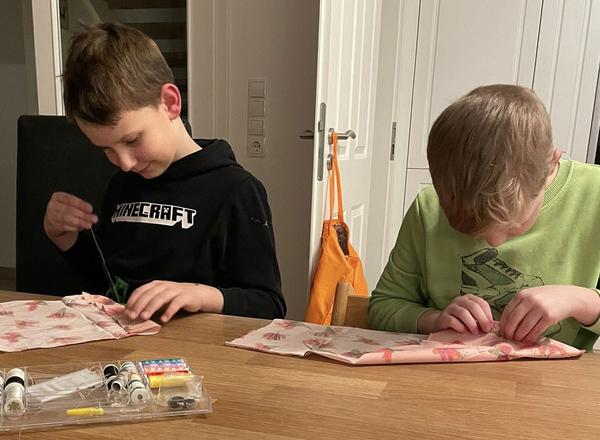 Jungs nähen Beutel
